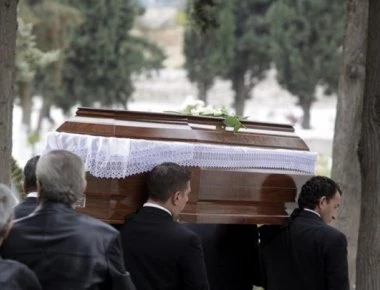 Ιερέας έφυγε στη μέση της κηδείας - Έμειναν άναυδοι συγγενείς και φίλοι του νεκρού